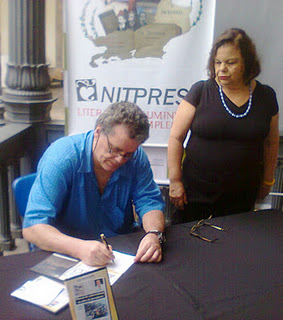 Luiz Antonio Mello no lançamento do Manual de Sobrevivência na Selva do Jornalismo, em 2011